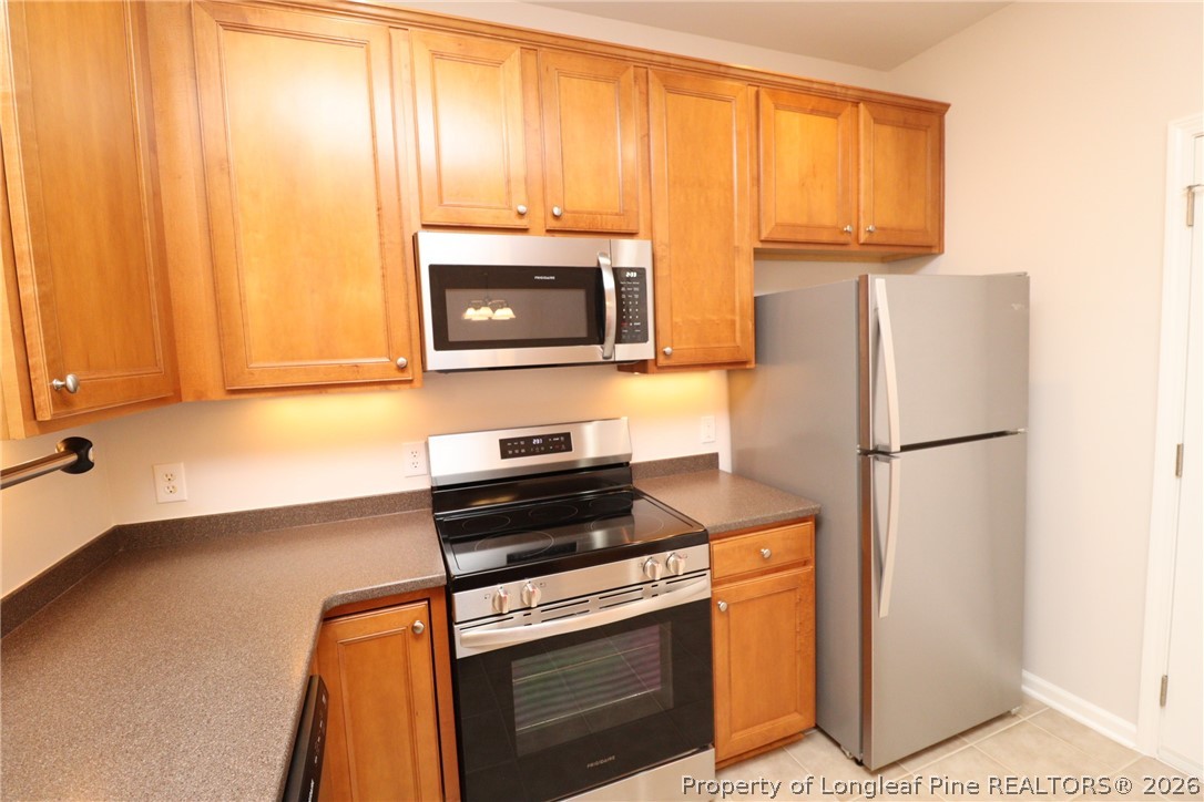 7122 Racine Way Raleigh, NC 27615 - Photo 10 of 32 a kitchen with a refrigerator stove and microwave