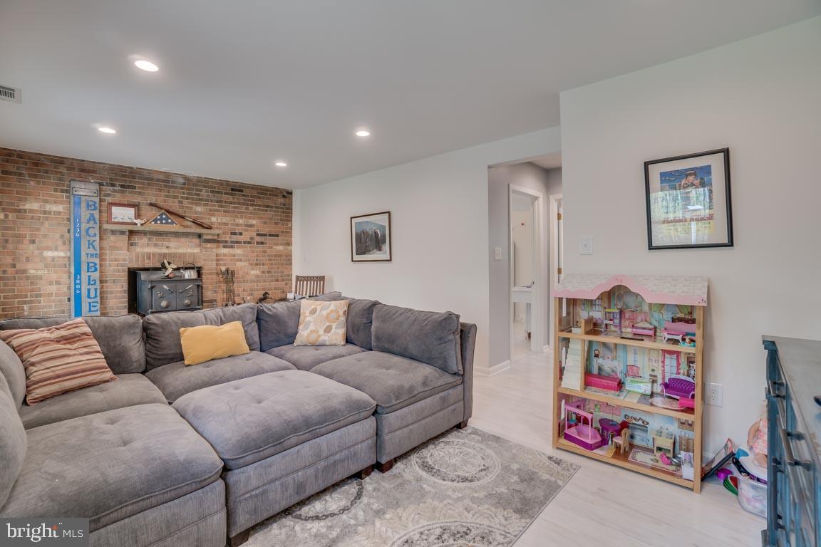 13663 Van Doren Road Manassas, VA 20112 - Photo 21 of 33 a living room with furniture and a couch
