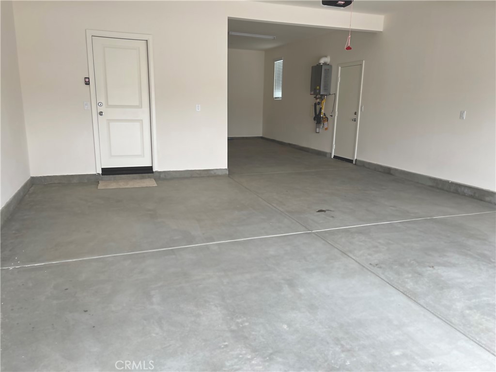 36237 Sunset Ridge Court Wildomar, CA 92595 - Photo 34 of 41 an empty room with mirror