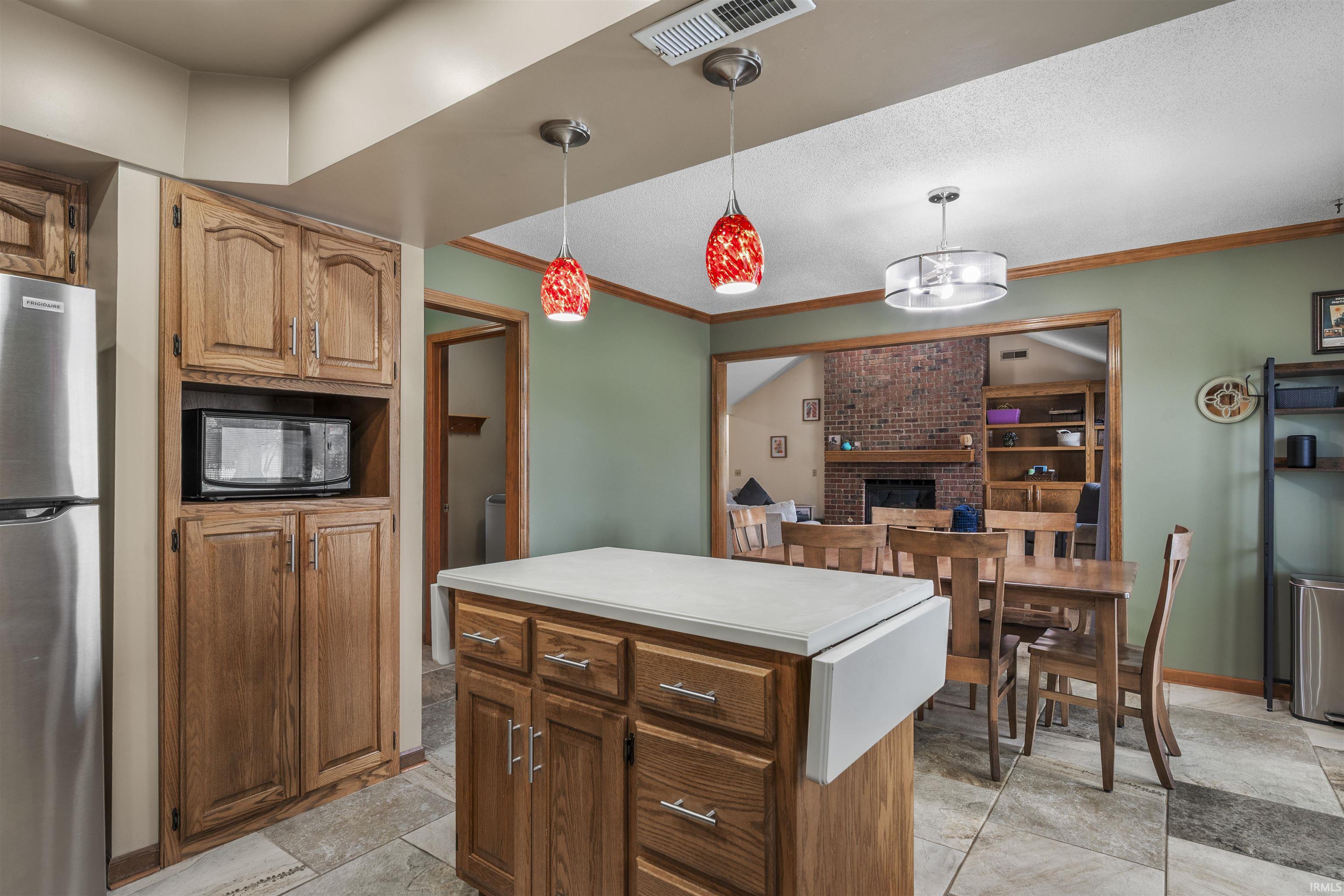 8420 Hawk Spring Hill Fort Wayne, IN 46825 - Photo 12 of 28 Gallery Image 12