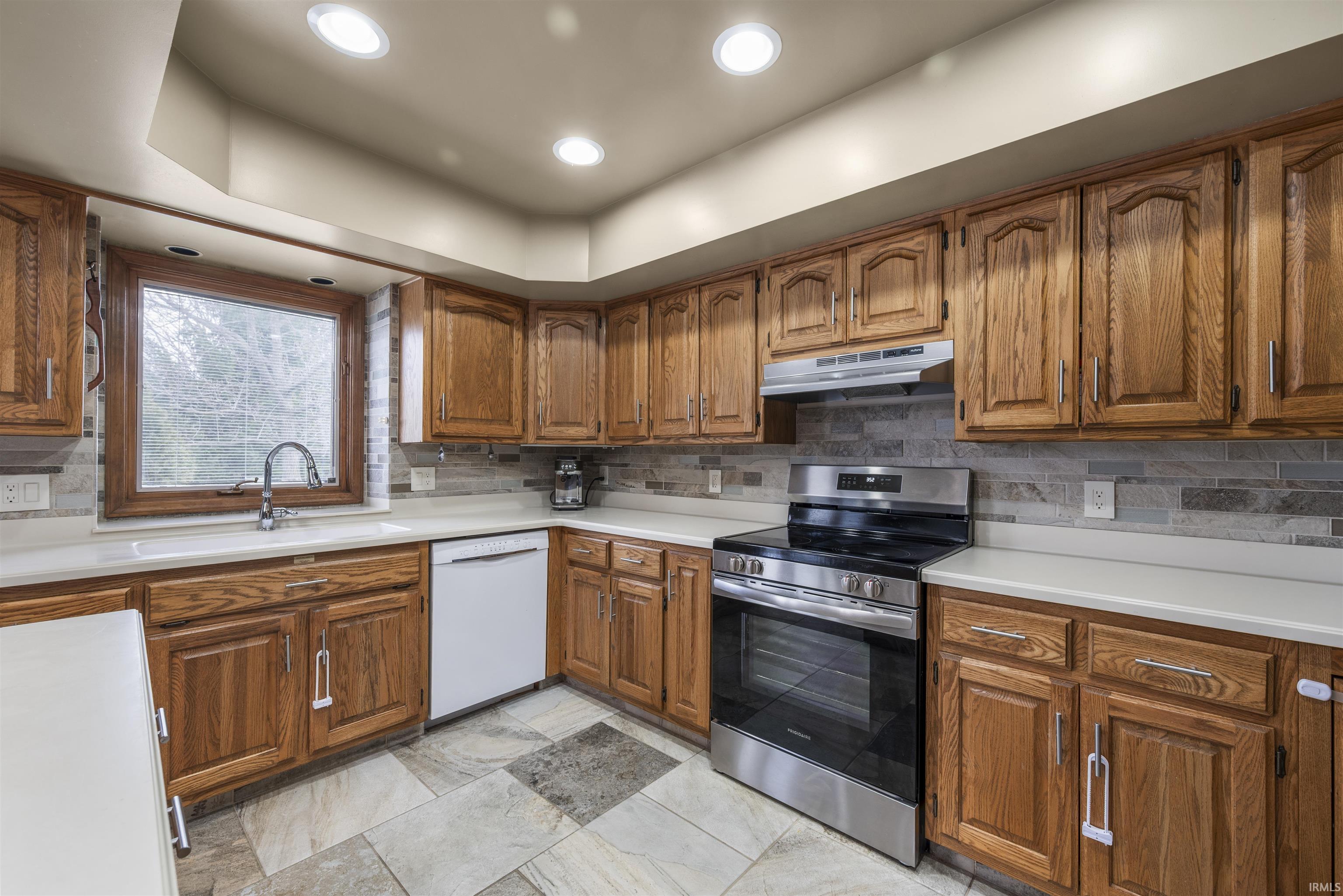 8420 Hawk Spring Hill Fort Wayne, IN 46825 - Photo 8 of 28 Gallery Image 8