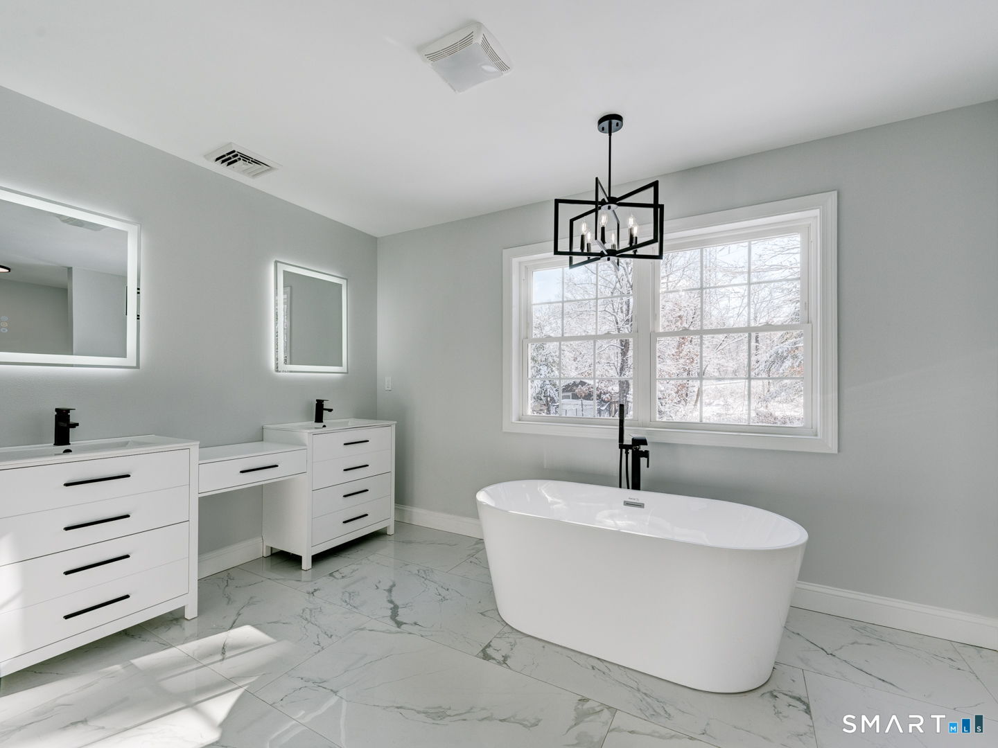 368 Reservoir Road New Britain, CT 06052 - Photo 15 of 32 a bathroom with a bathtub and sink
