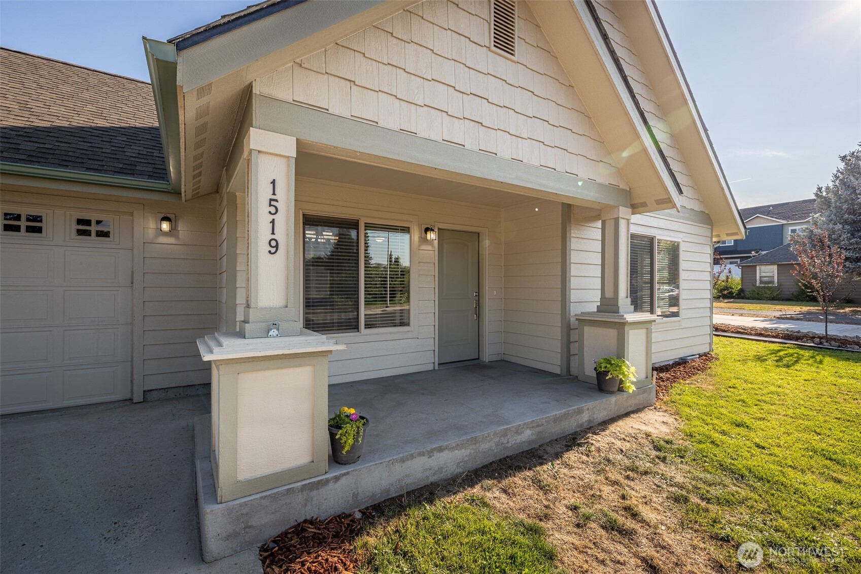 1519 Springwater Avenue Wenatchee, WA 98801 - Photo 3 of 25