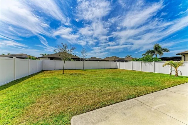 a view of a backyard
