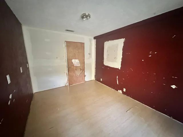 en empty room with windows and closet