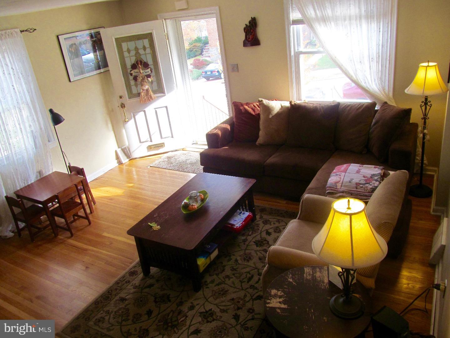 556 Overlook Road Philadelphia, PA 19128 - Photo 4 of 22 Living Room