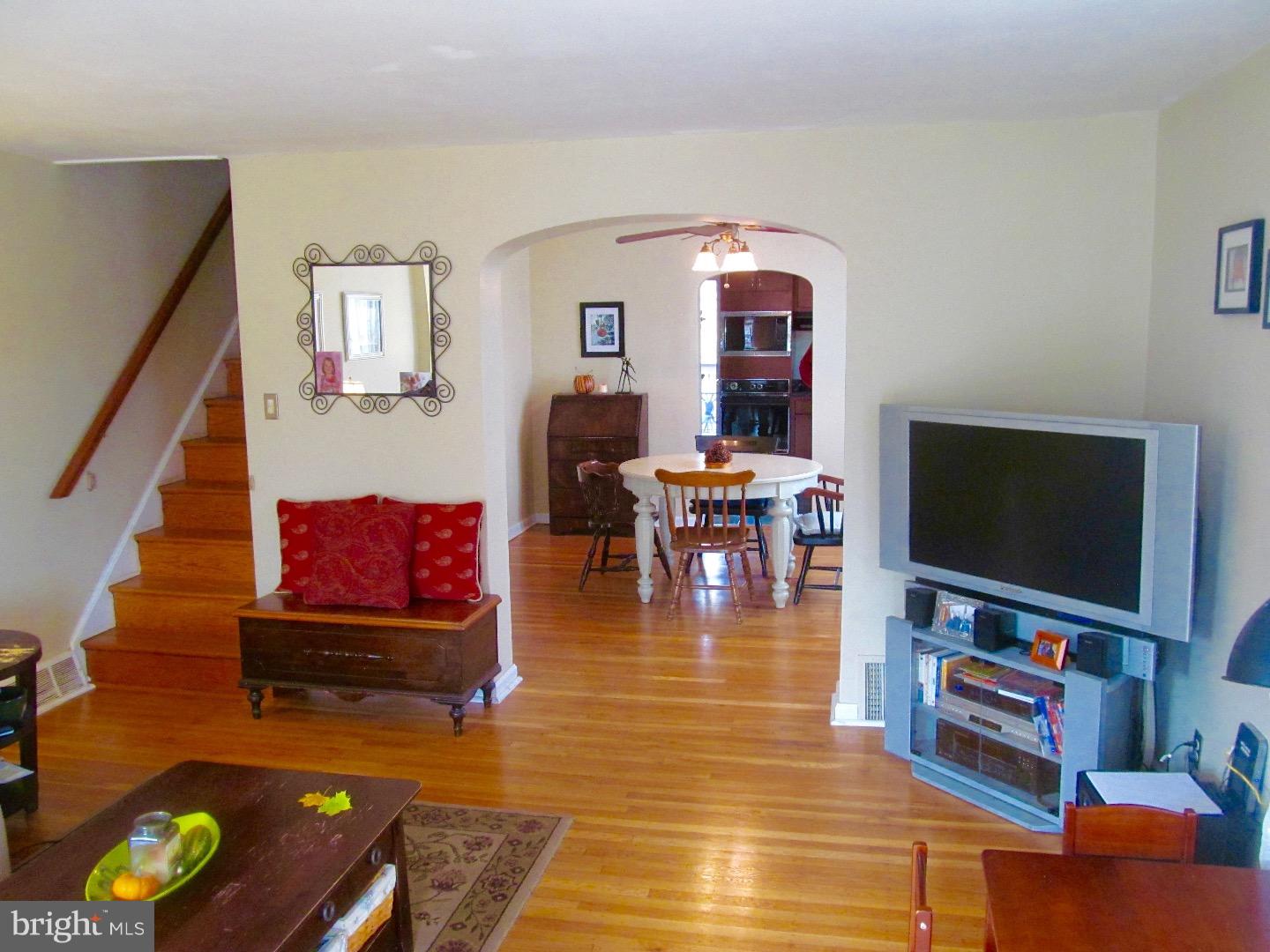 556 Overlook Road Philadelphia, PA 19128 - Photo 5 of 22 Living Room