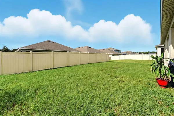 a view of a house with backyard