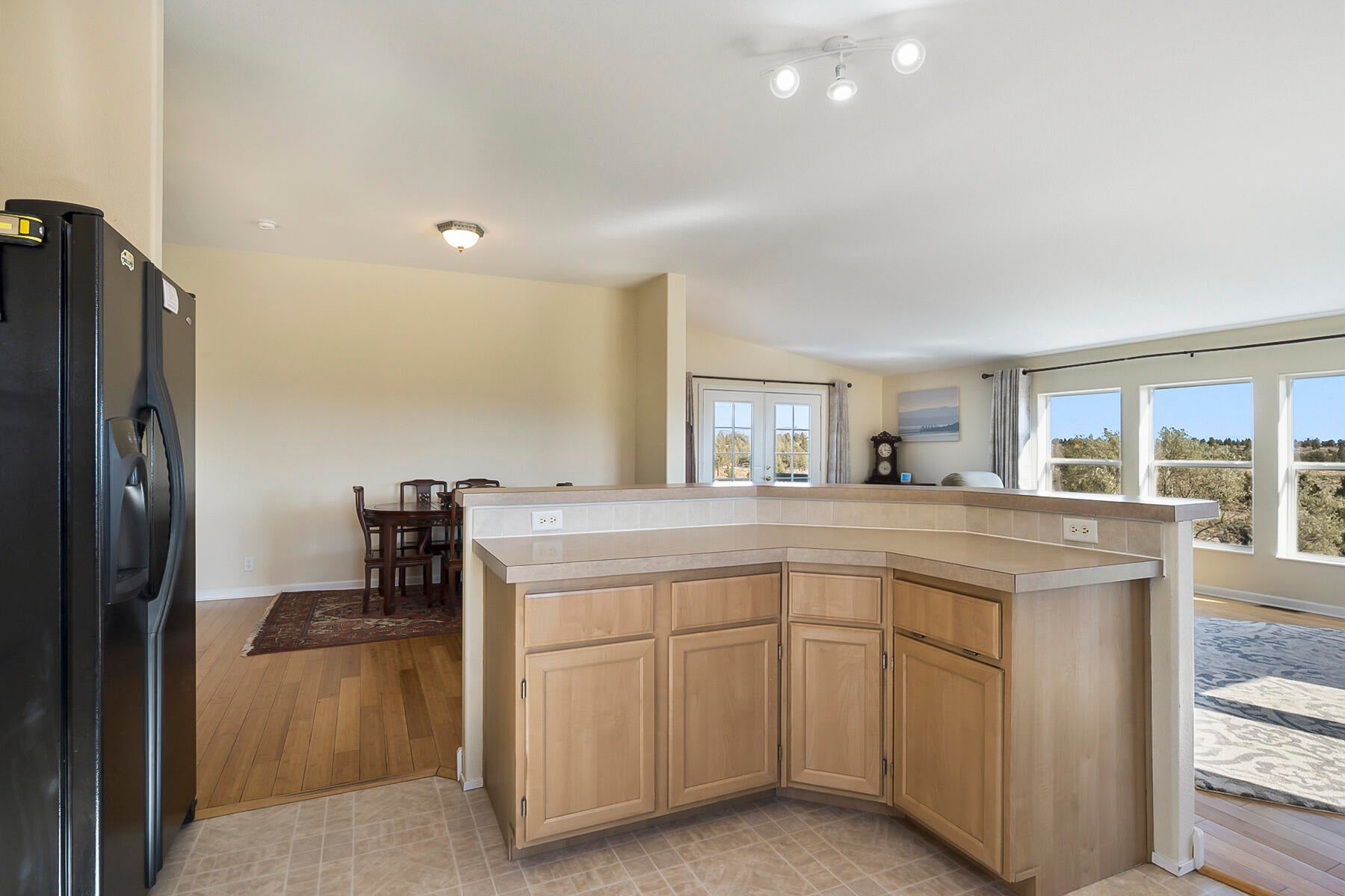 8032 Southwest Sand Ridge Road Terrebonne, OR 97760 - Photo 13 of 42 Breakfast bar