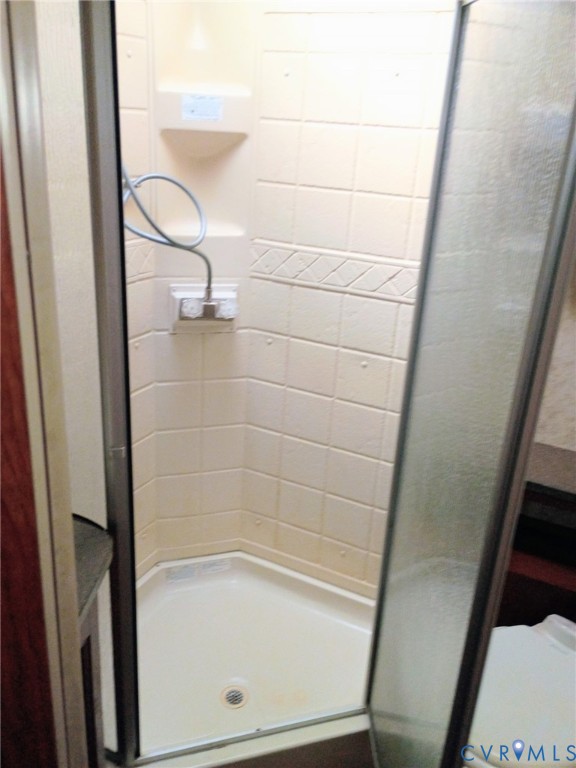 51-52 Crystal Lake Crewe, VA 23930 - Photo 17 of 18 a bathroom with a bathtub
