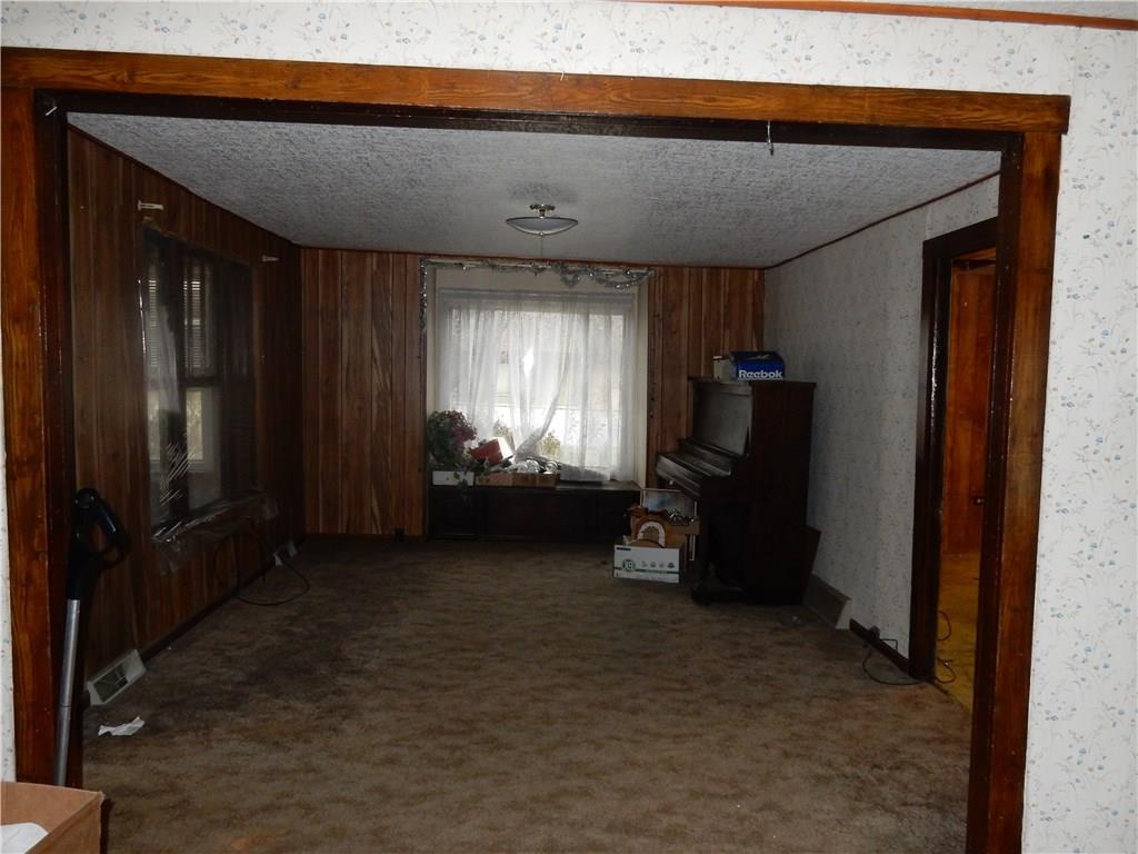 517 Mt Jackson Road New Castle, PA 16102 - Photo 9 of 16 Living room