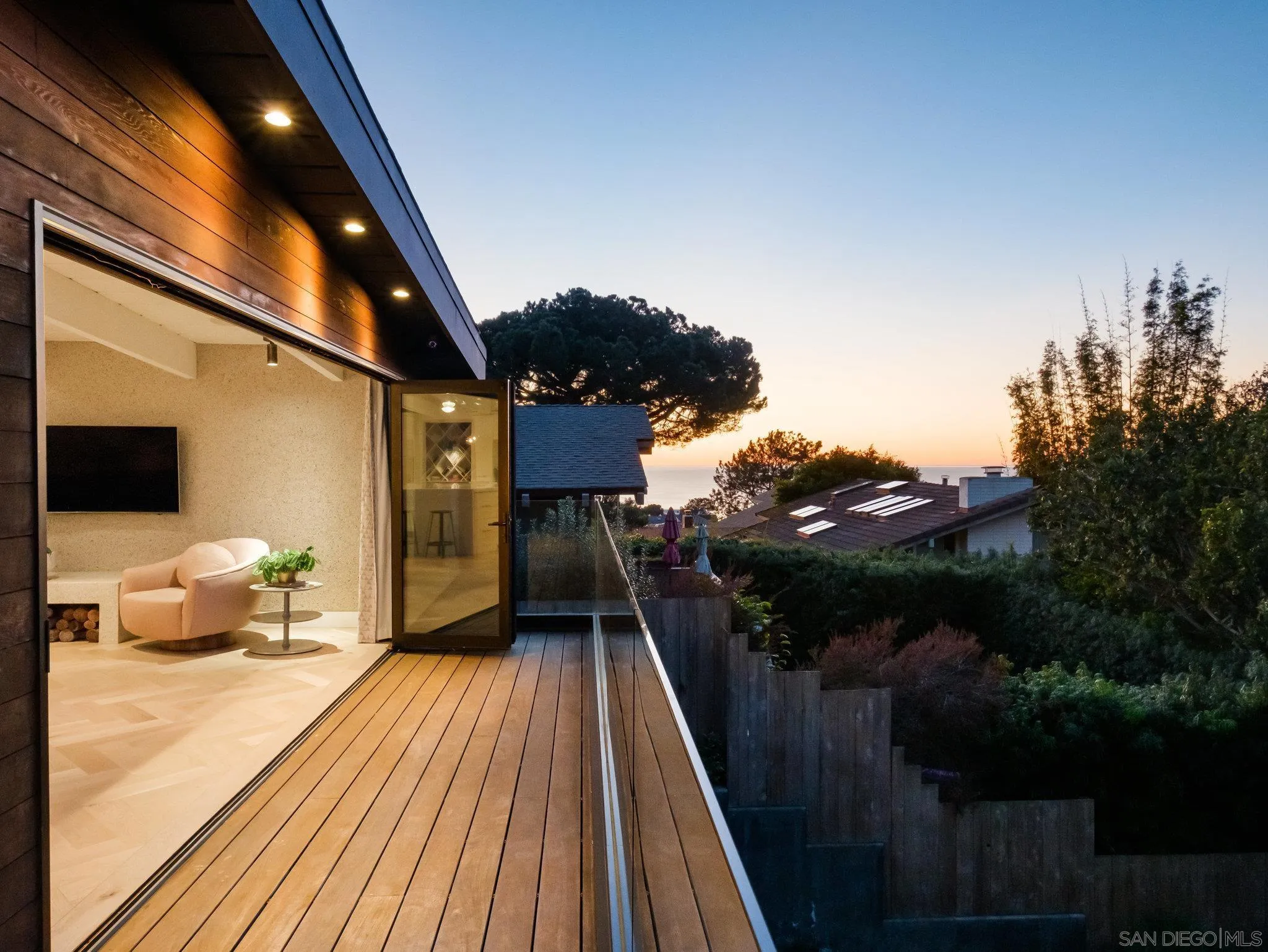 462 15th Street Del Mar, CA 92014 - Photo 11 of 35 a view of balcony and patio
