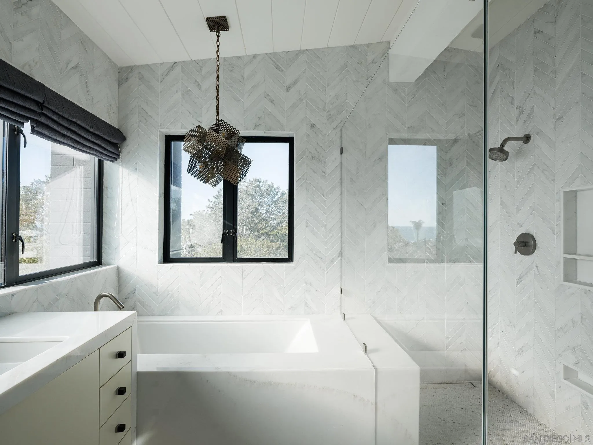 462 15th Street Del Mar, CA 92014 - Photo 23 of 35 a bathroom with a bathtub and a sink