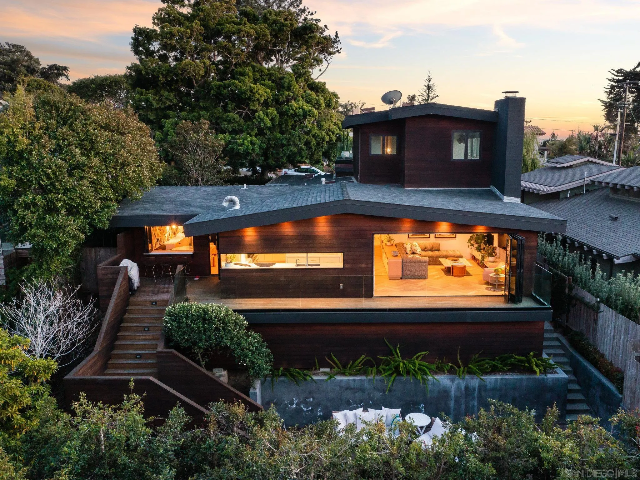 462 15th Street Del Mar, CA 92014 - Photo 5 of 35 a balcony view with a garden space