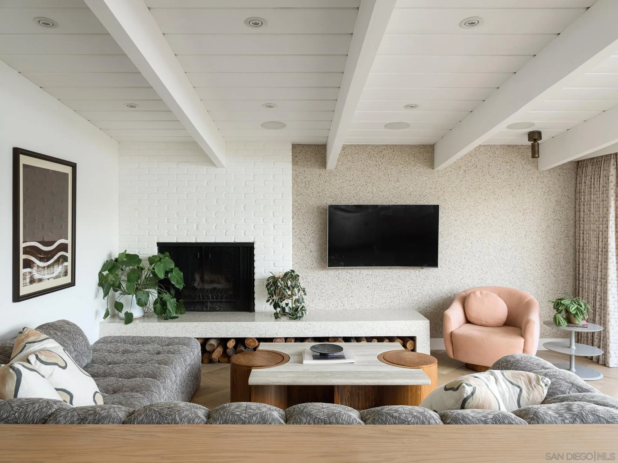 462 15th Street Del Mar, CA 92014 - Photo 9 of 35 a living room with furniture and a flat screen tv
