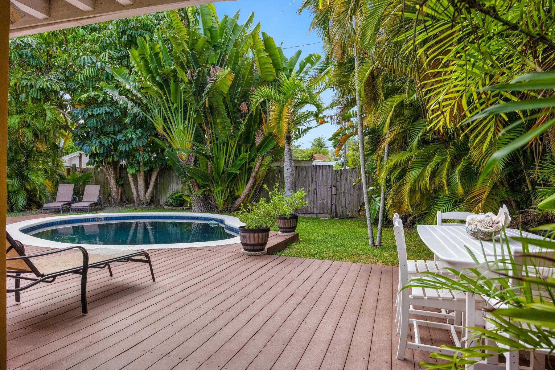 1510 18th Street Key West, FL 33040 - Photo 26 of 42 Lush yard