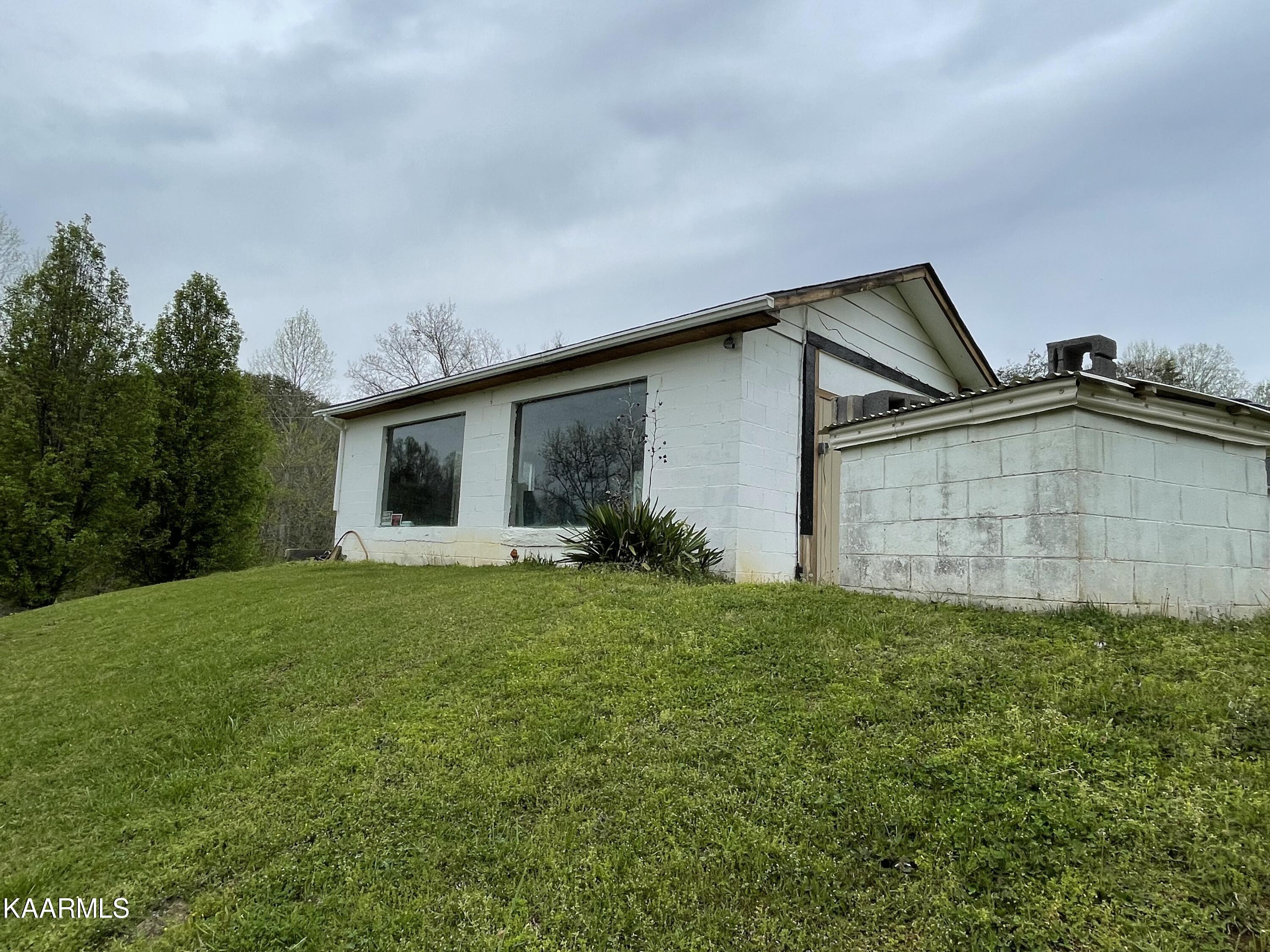 1650 Old Chilhowee Road Seymour, TN 37865 - Photo 8 of 27 Garage:paint shop