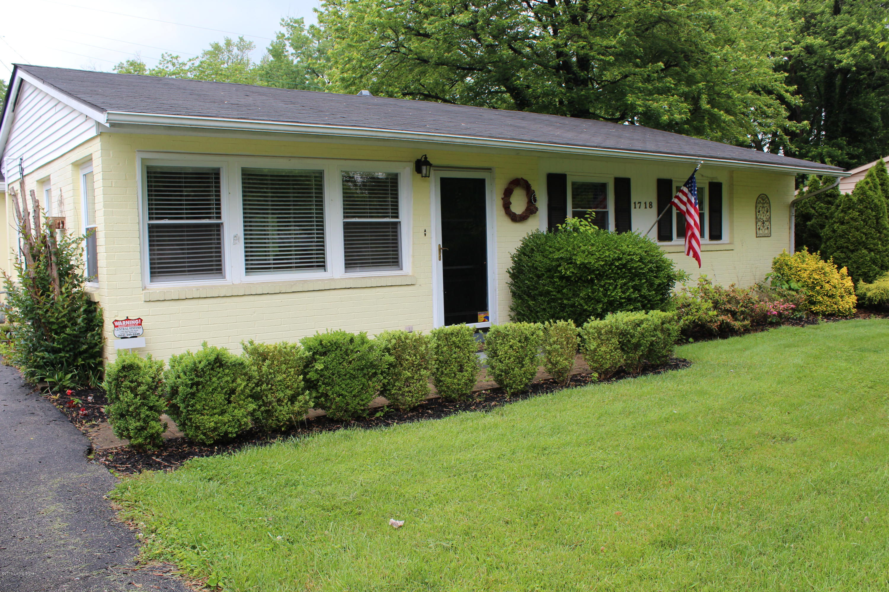 1718 Millgate Road Louisville, KY 40223 - Photo 1 of 31 1- Front of home