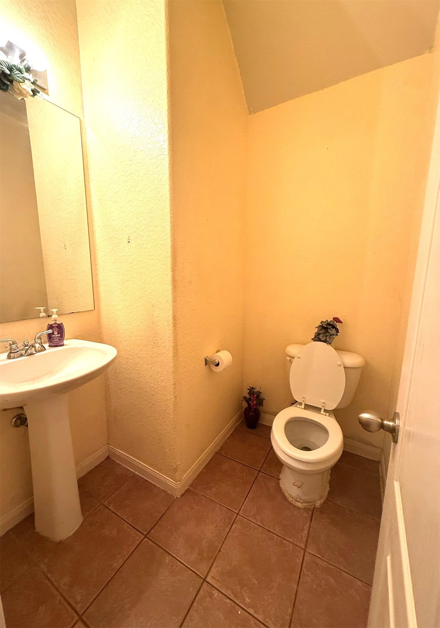9429 Lambright Road Houston, TX 77075 - Photo 22 of 40 To the right is a spacious half bath with so much growth potential.