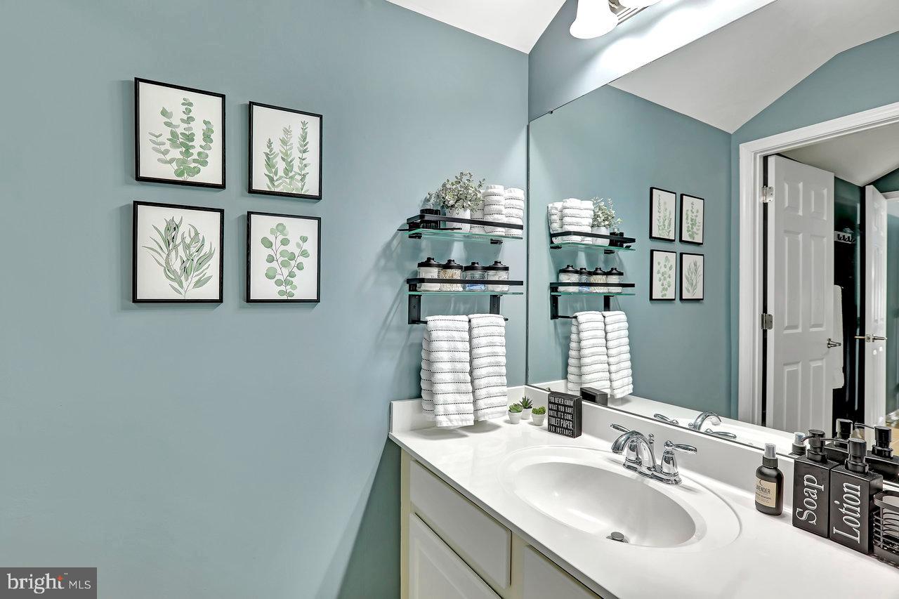 18 Applegate Drive Florence, NJ 08518 - Photo 47 of 81 Jack-n-Jill Bathroom