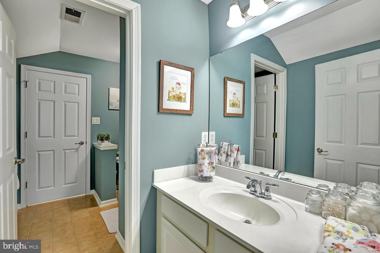 18 Applegate Drive Florence, NJ 08518 - Photo 48 of 81 Jack-n-Jill Bathroom