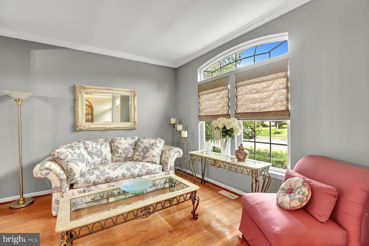 18 Applegate Drive Florence, NJ 08518 - Photo 6 of 81 Living Room