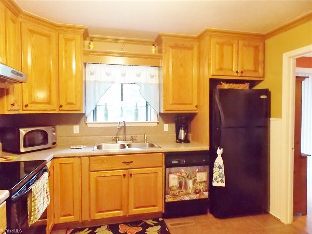 2832 Asbury Road Mount Airy, NC 27030 - Photo 7 of 30 Gallery Image 7