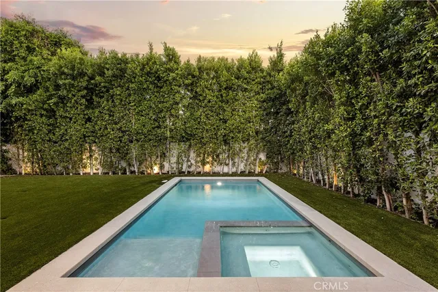 a view of an house with backyard