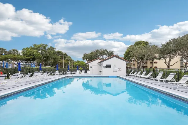 $187,500 | 4725 Lucerne Lakes Boulevard East, Unit 405, Lake Worth, FL 33467