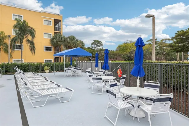 $187,500 | 4725 Lucerne Lakes Boulevard East, Unit 405, Lake Worth, FL 33467