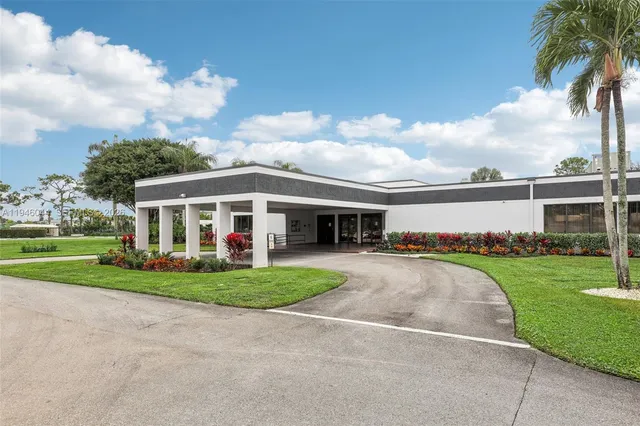 $187,500 | 4725 Lucerne Lakes Boulevard East, Unit 405, Lake Worth, FL 33467