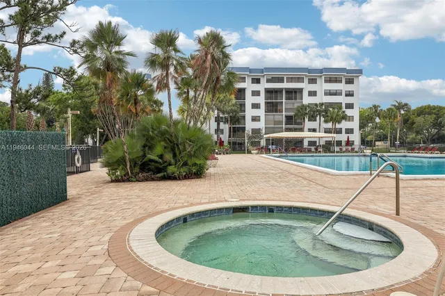 $187,500 | 4725 Lucerne Lakes Boulevard East, Unit 405, Lake Worth, FL 33467