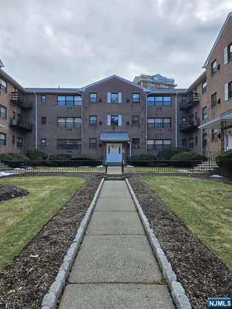 $2,600 | 218 Prospect Avenue, Unit 3B, Hackensack, NJ 07601