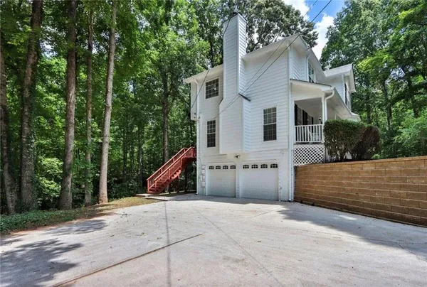 a view of a house with backyard