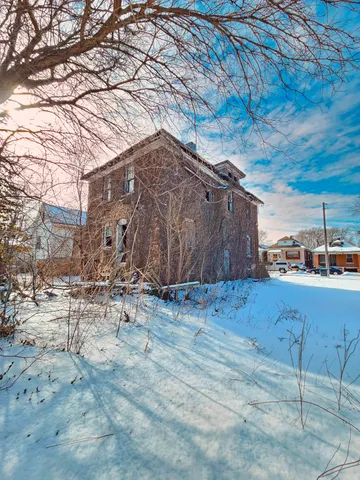 a view of a backyard