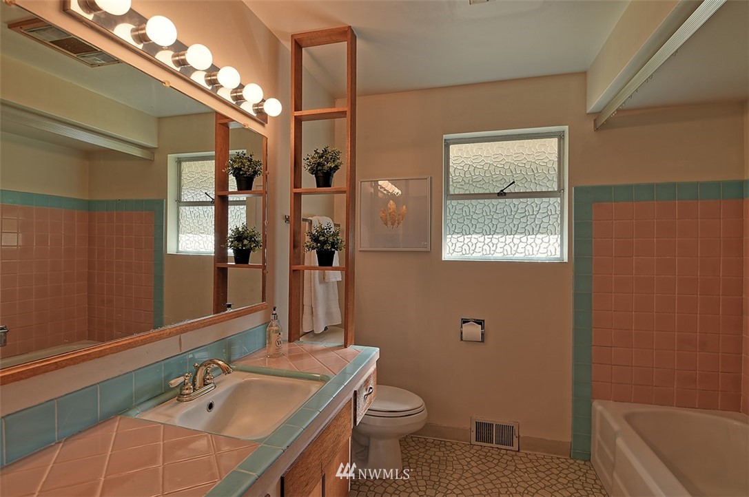 8302 Talbot Road Edmonds, WA 98026 - Photo 13 of 23 Gallery Image 13
