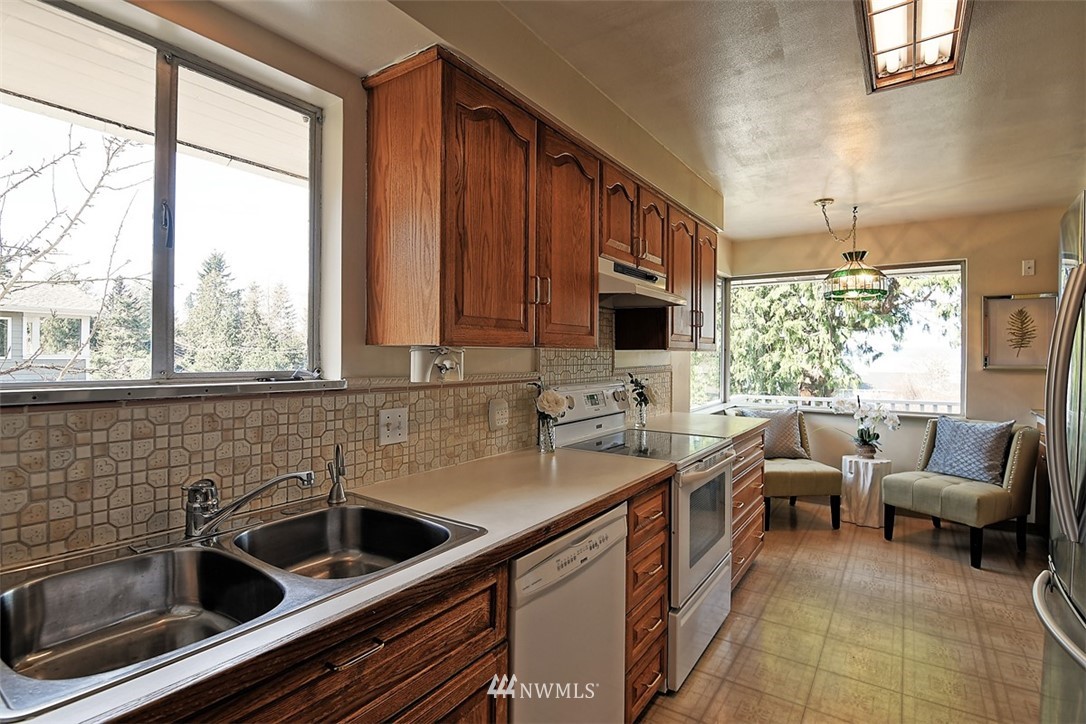 8302 Talbot Road Edmonds, WA 98026 - Photo 9 of 23 Gallery Image 9