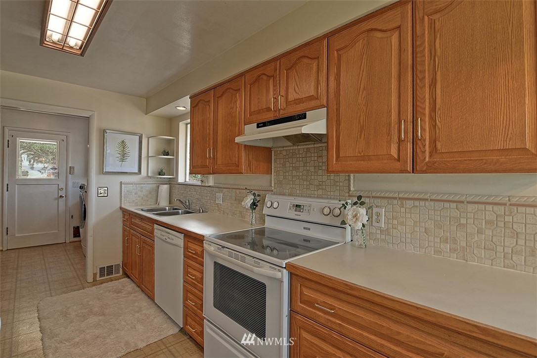 8302 Talbot Road Edmonds, WA 98026 - Photo 10 of 23 Gallery Image 10