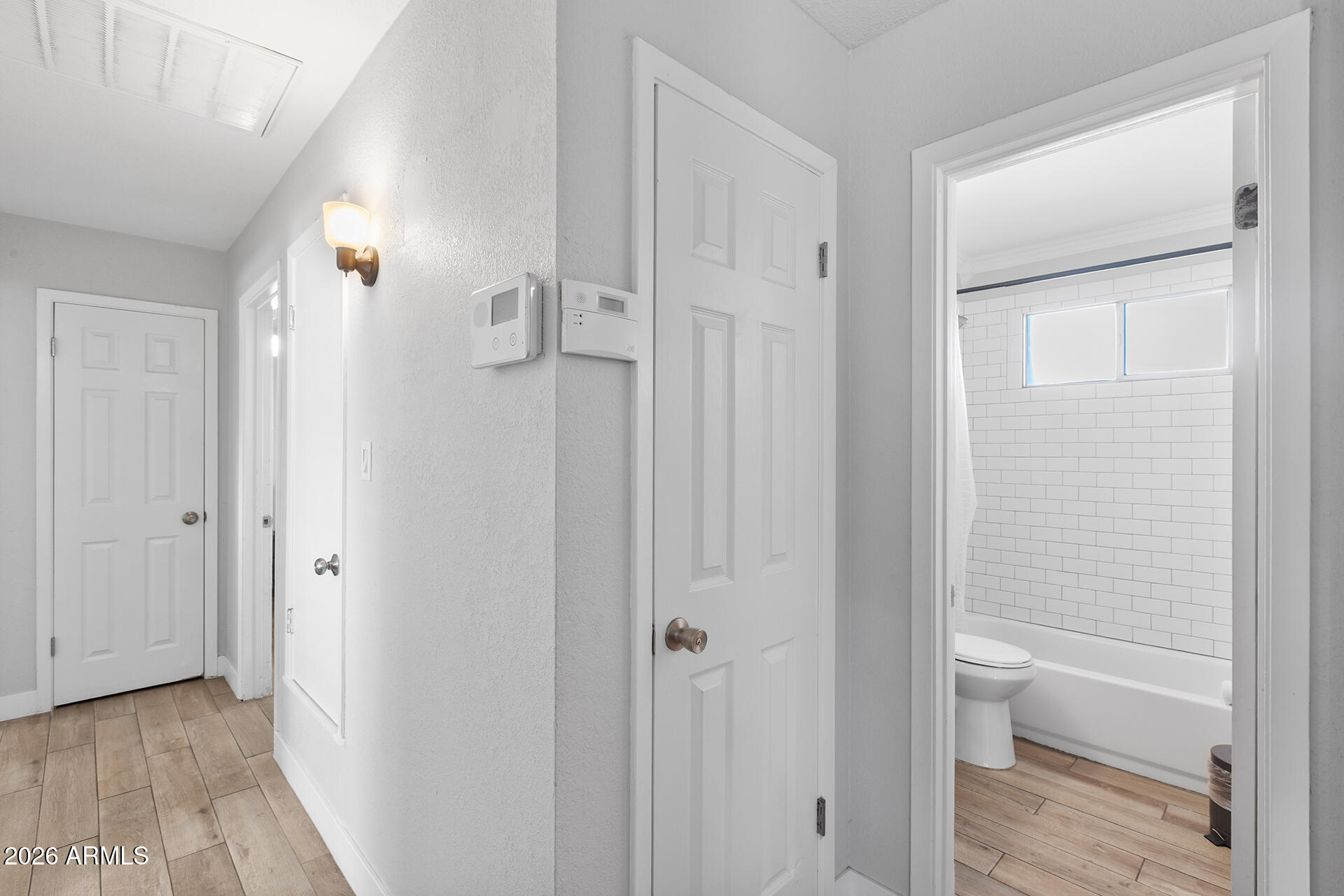 726 West 19th Street Tempe, AZ 85281 - Photo 13 of 40 a bathroom with white walls