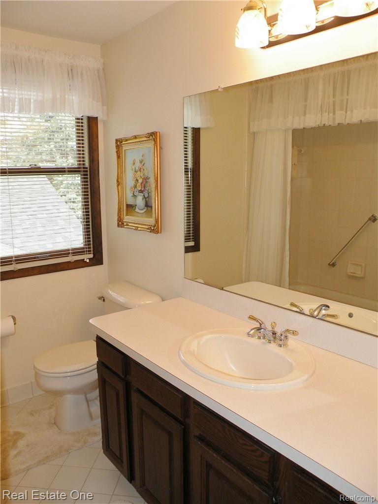 5216 Aintree Road Rochester, MI 48306 - Photo 24 of 42 Main Bath