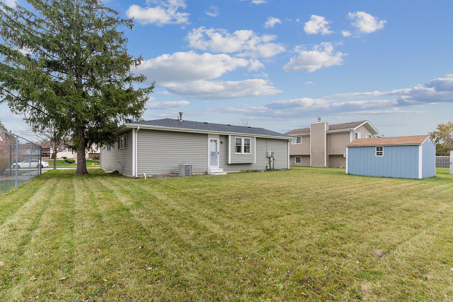 120 Timberlane Road Matteson, IL 60443 - Photo 3 of 19 a backyard of a house