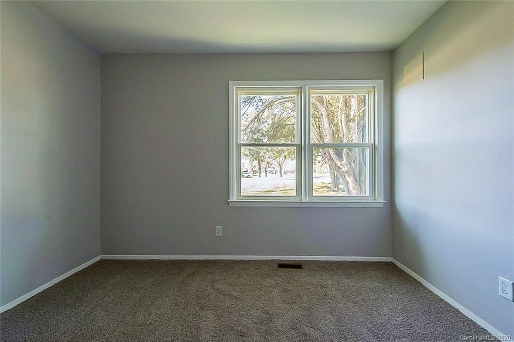9524 Trinity Road Charlotte, NC 28216 - Photo 7 of 12
