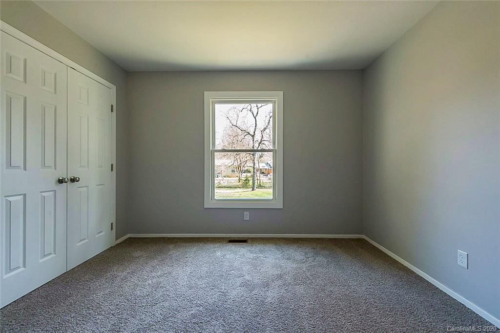 9524 Trinity Road Charlotte, NC 28216 - Photo 8 of 12