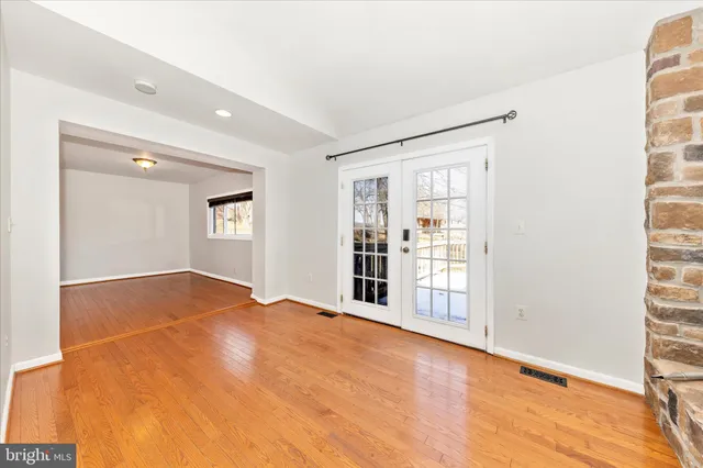 a view of empty room with window