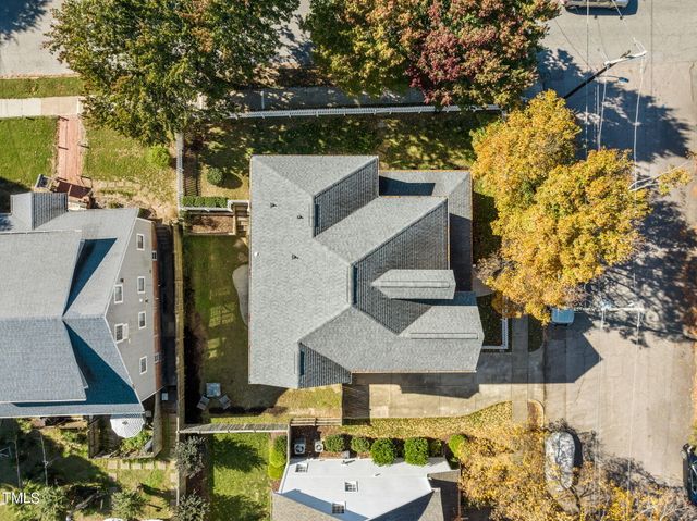 a view of a house with backyard and deck