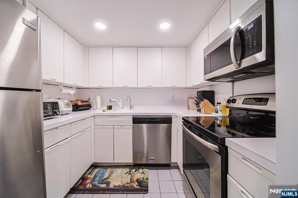 38 Moonachie Road, Unit 402 Hackensack, NJ 07601 - Photo 24 of 27