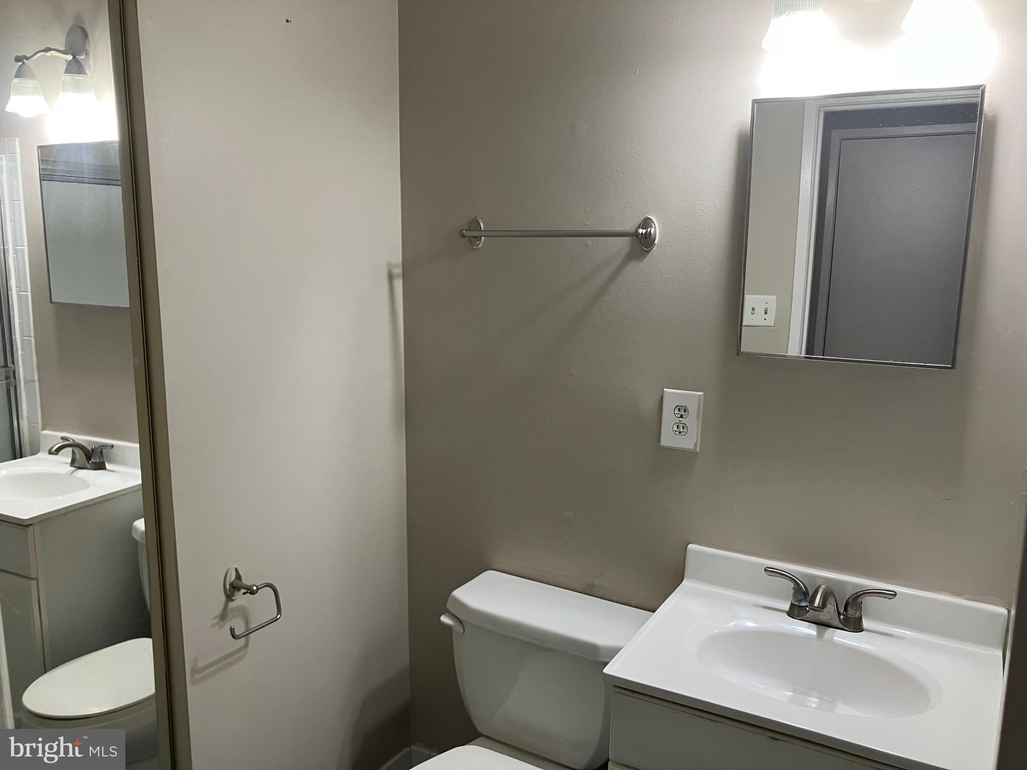 2294 White Cornus Lane Reston, VA 20191 - Photo 16 of 23 Hall bath