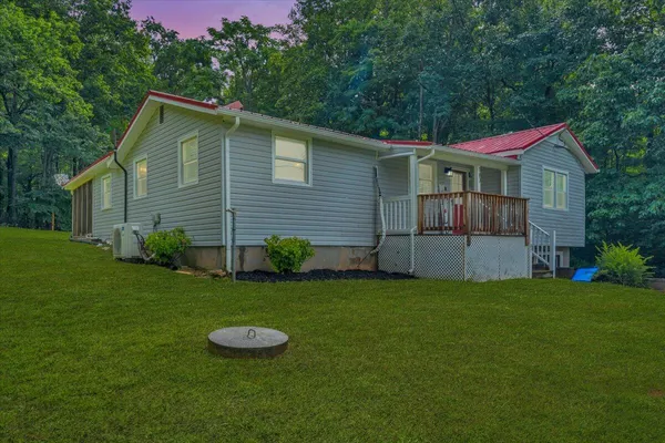 a view of a house with backyard