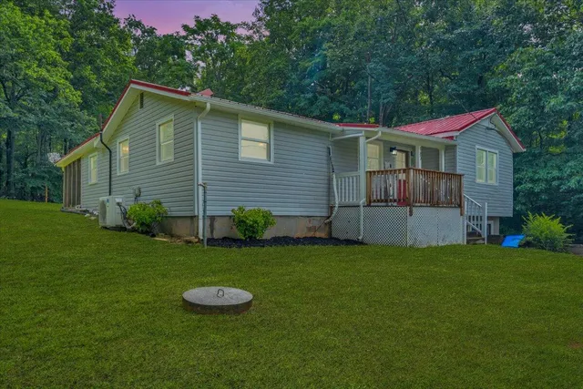 a view of a house with backyard