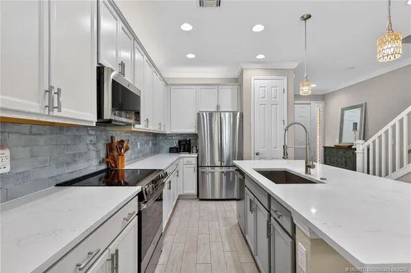 $425,000 | 587 Southwest Glen Crest Way, Stuart, FL 34997